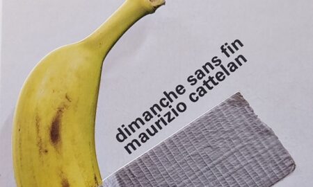 Maurizio Cattelan orchestre un labyrinthe où 400 œuvres dialoguent avec ses pièces, entre rituels, subversions et mélancolies qui redéfinissent le regard