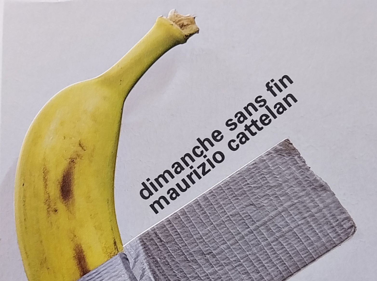 Maurizio Cattelan orchestre un labyrinthe où 400 œuvres dialoguent avec ses pièces, entre rituels, subversions et mélancolies qui redéfinissent le regard