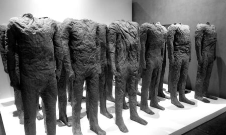 Au musée Bourdelle, Magdalena Abakanowicz déploie une œuvre de fibre et de foules où le corps, répété et vulnérable, interroge pouvoir, masse et condition humaine