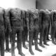 Au musée Bourdelle, Magdalena Abakanowicz déploie une œuvre de fibre et de foules où le corps, répété et vulnérable, interroge pouvoir, masse et condition humaine