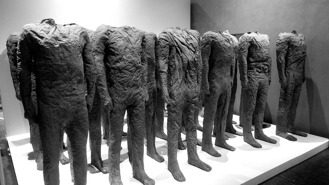 Au musée Bourdelle, Magdalena Abakanowicz déploie une œuvre de fibre et de foules où le corps, répété et vulnérable, interroge pouvoir, masse et condition humaine