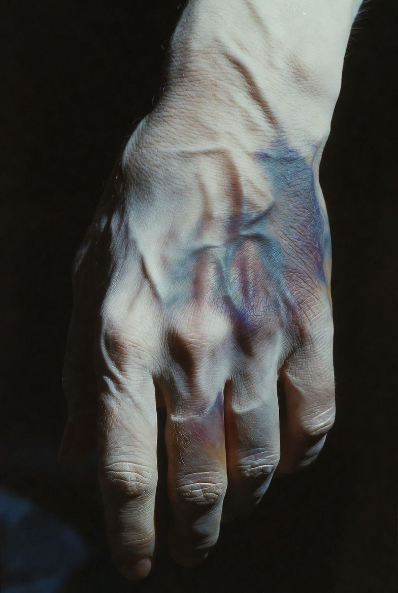 Mystère des mains bleues de Trump : une fable politique ? Entre poignées de main, satire TV et rumeurs schtroumpfantes, l’absurde triomphe.