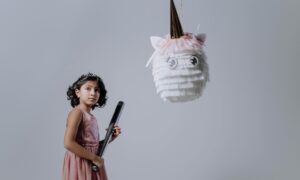 À Mulhouse, une piñata voiture de police déclenche enquête et polémique. Mythe, marché et pouvoir s’affrontent autour d’un simple objet en carton.